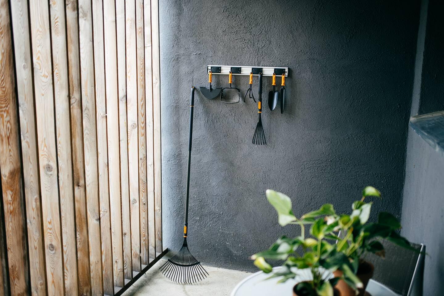  Fiskars OneClick Support Pour Outils De Jardinage, Support Mural Avec 5 Crochets Doubles Mobiles, Pour Outils De Jardinage Dotés D'un Trou De Suspension, Vis Incluses, Métal, Noir/Argent, 1082705