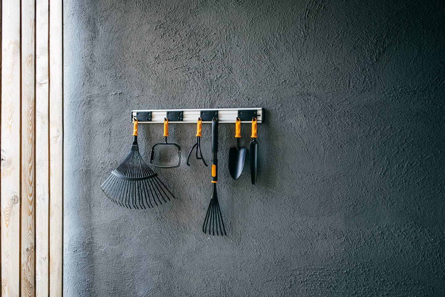  Fiskars OneClick Support Pour Outils De Jardinage, Support Mural Avec 5 Crochets Doubles Mobiles, Pour Outils De Jardinage Dotés D'un Trou De Suspension, Vis Incluses, Métal, Noir/Argent, 1082705